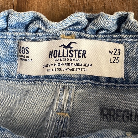 Hollister Light Wash Curvy High-Rise Mom Jeans - Picture 2 of 11